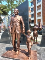 Atatürk ve Çocuk Fiber Anıt Heykei