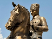 At Üstünde Kalpaklı Atatürk