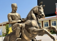 Atlı Atatürk Heykeli ve Türk Büyükleri